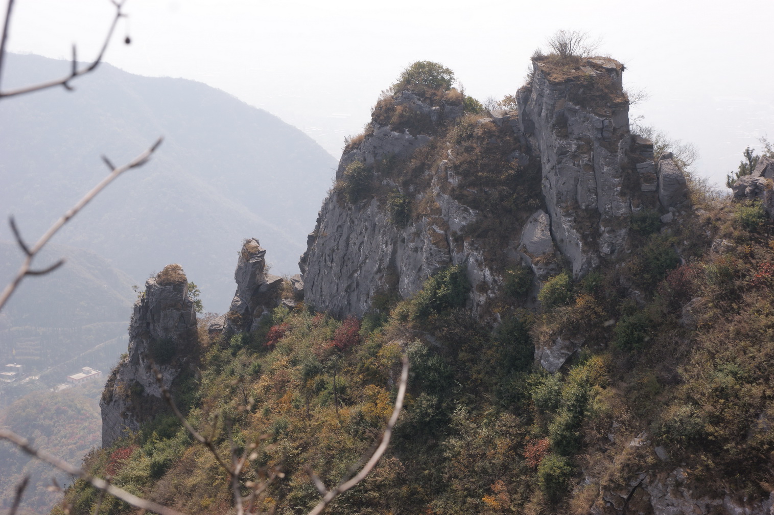 盘龙山山势奇峻,植被丰富,巨石嶙峋.