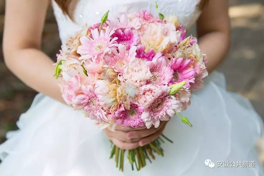 【婚礼大直播】结婚捧花?不,现在流行捧菜!