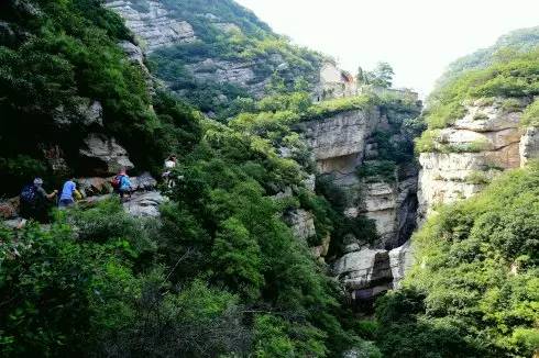 九龙潭又叫倒拜沟,位于登封唐庄乡北9公里,地处深山区,山清水秀,景致