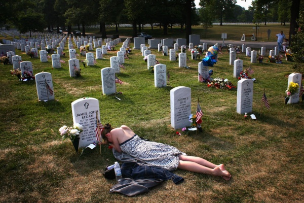美国女子趴在地上哀悼亡夫,对亲人的思念不会因为时间流逝而减少.