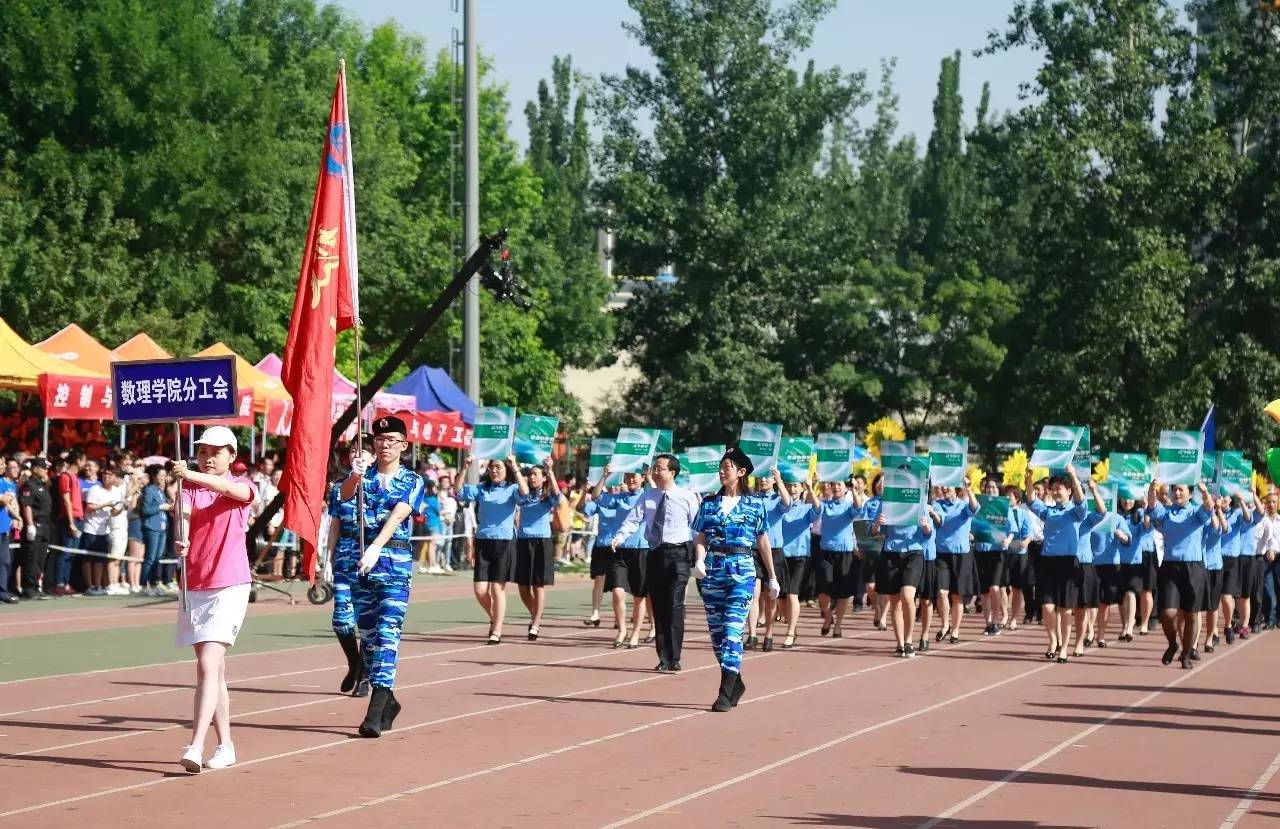 伴随着铿锵有力的运动员进行曲,国旗,红旗,会旗先导队和运动员方阵