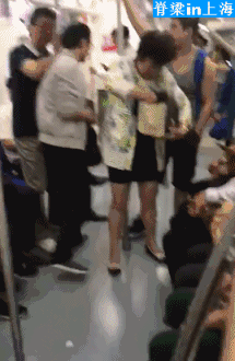 地铁上一男子吐痰题目_上海高铁男子吐痰_上海地铁吐痰男子事件