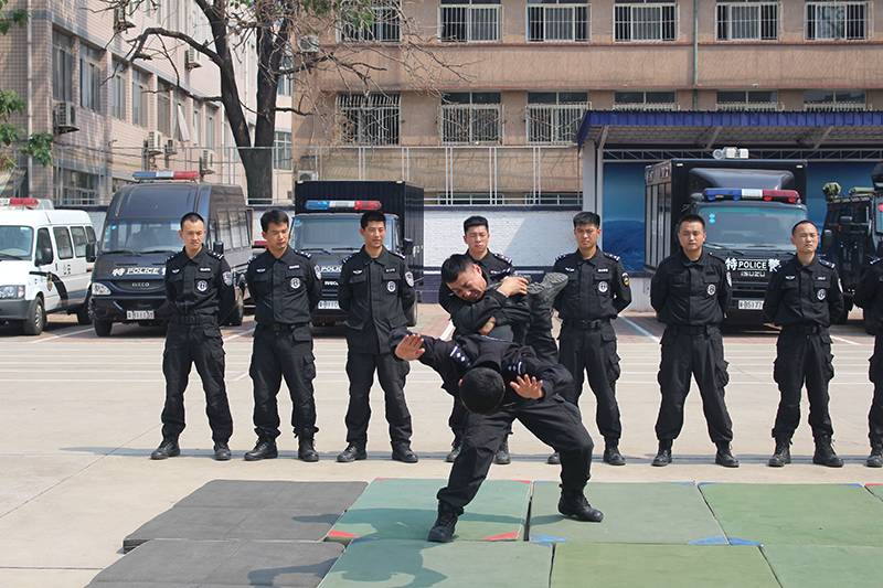 唐山特警李犇拍婚纱照_唐山特警王连章(2)