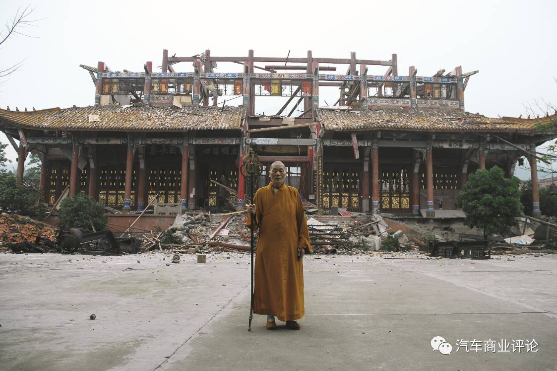 广州军区武汉总医院的军人正在那里为和尚们看病,有军人在为寺庙搬运