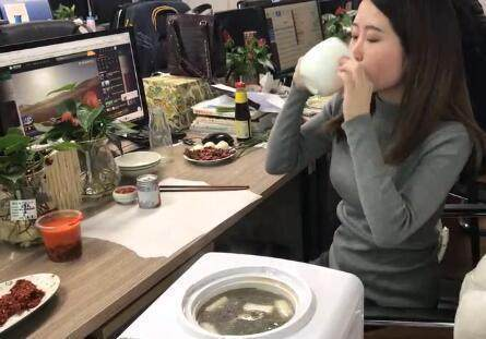 美女在办公室用饮水机煮火锅吃,真的不怕被开除吗