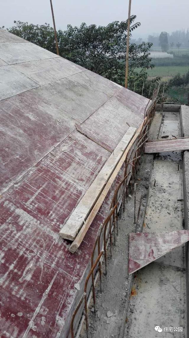 屋面工程了,先对坡屋面支模,接着布放双层钢筋网格,开始现浇混凝土