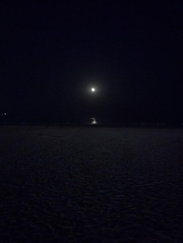 实拍：海上生明月，夜晚的青岛石老人沙滩