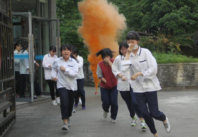 宁波市慈湖中学举行学生宿舍消防应急疏散演练