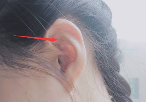 三角窝就是我们耳朵部位的角窝,经常清洗这里并且揉搓, 对于高