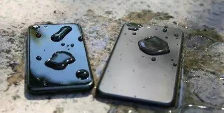 再也不怕iphone掉水里,苹果新专利可以将水排出手机