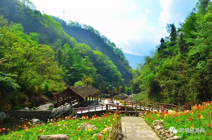 汶川三江生态旅游区位于阿坝州汶川县南部三江乡境内,西河,中河,黑石