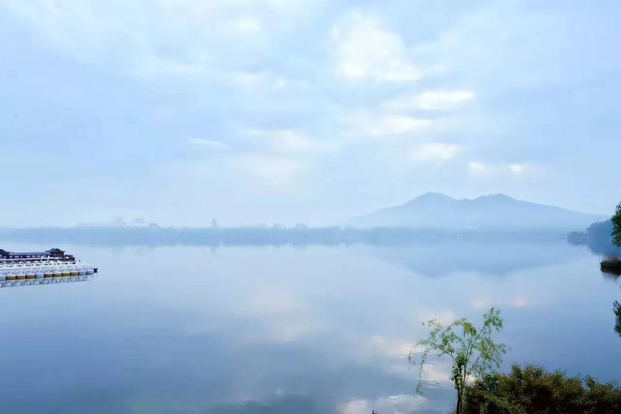 开启美好的一天 有多少人见过天蒙蒙亮时玄武湖水面的倒影 黛色青山