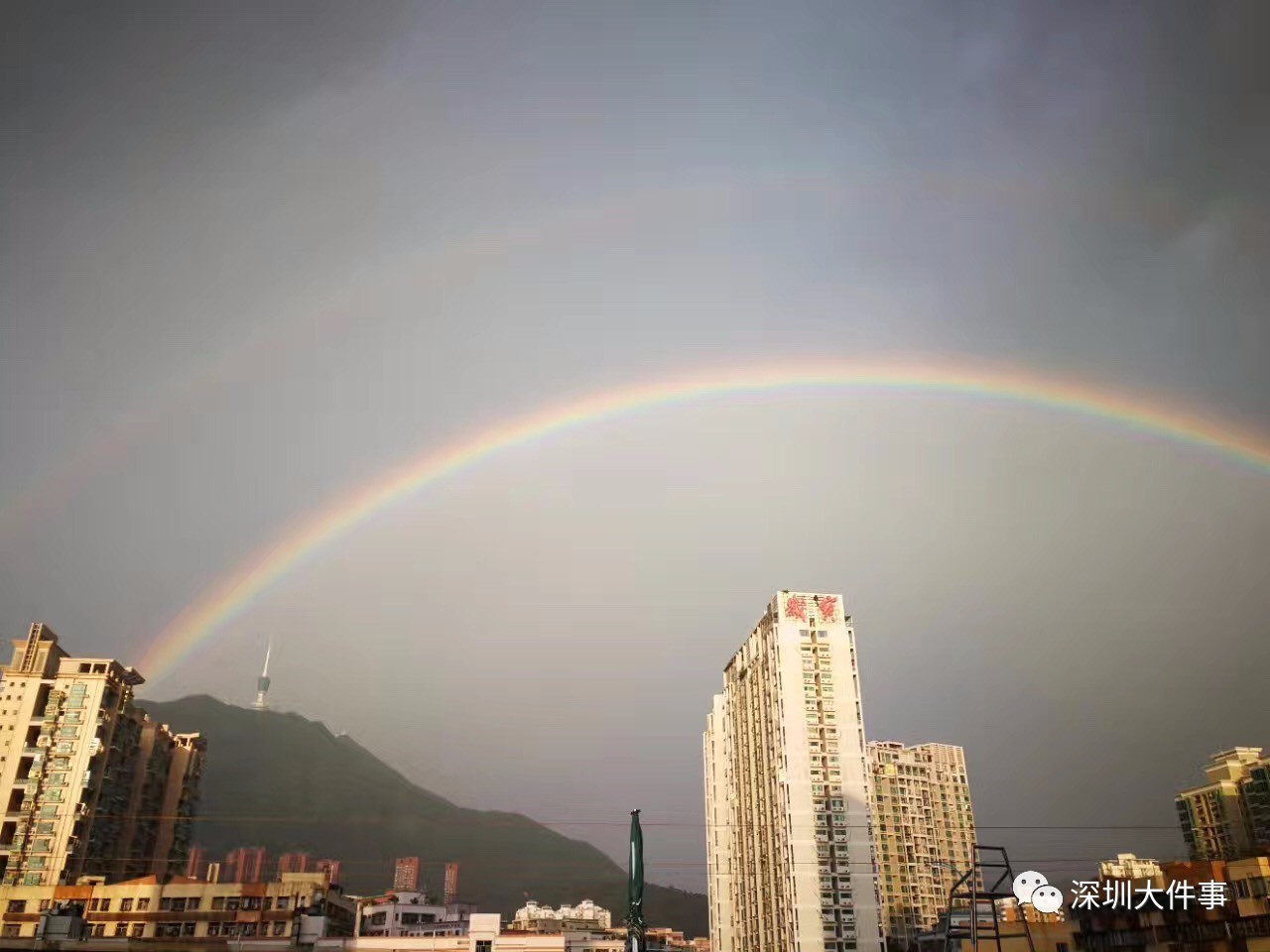 一定也听说了这条彩虹的传说 彩虹下面就是这座我们生活已久的城市