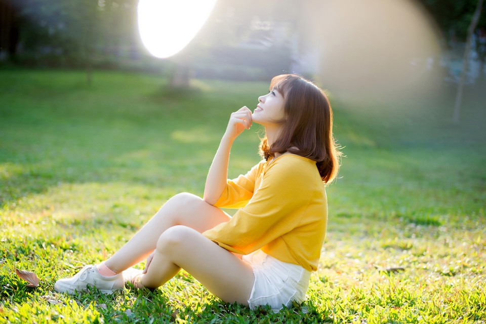 在户外夏日阳光下拿起水管浇水的美女!