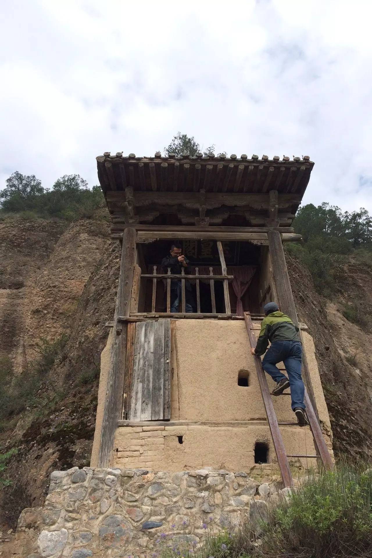 丝路佛光武山木梯寺石窟