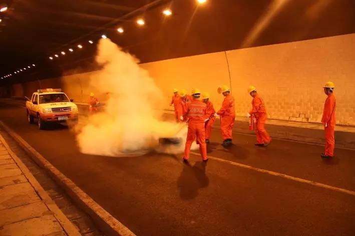 警示他人却不幸遇难！这些高速隧道的知识一定要掌握！