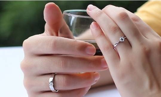 在国际上,戴在食指上说明单身,左手中指表示订婚,左手无名指表示结婚