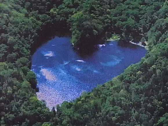 位於北海道襟裳町日高山脉襟裳国定公园内的"丰似湖",因为被用在"