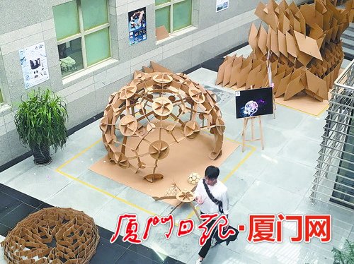 用纸板搭建起漂亮建筑 海峡两岸青年学子光明之城实体建构竞赛举办(图