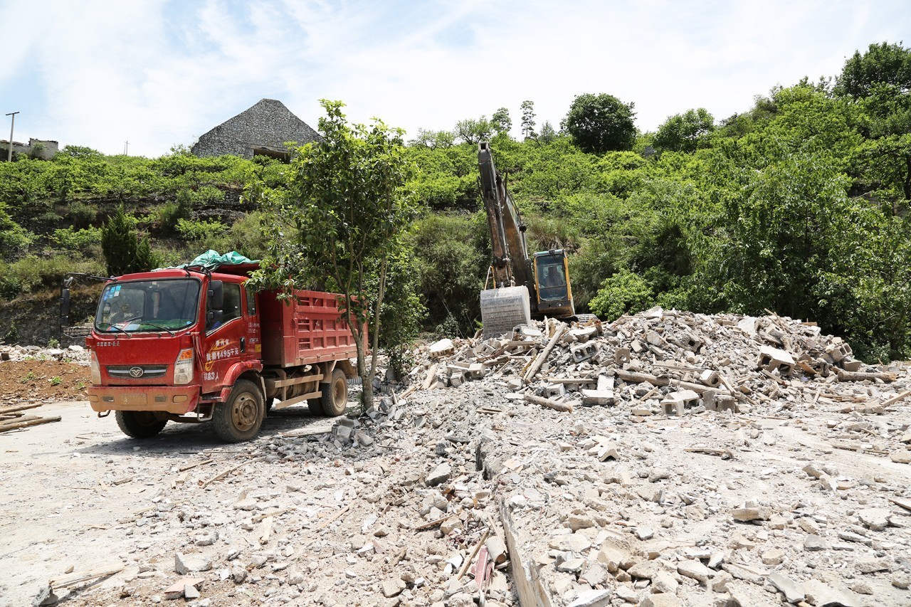 5月12日,普定县启动夜郎湖饮用水源一级保护区建筑垃圾清运工作,集中