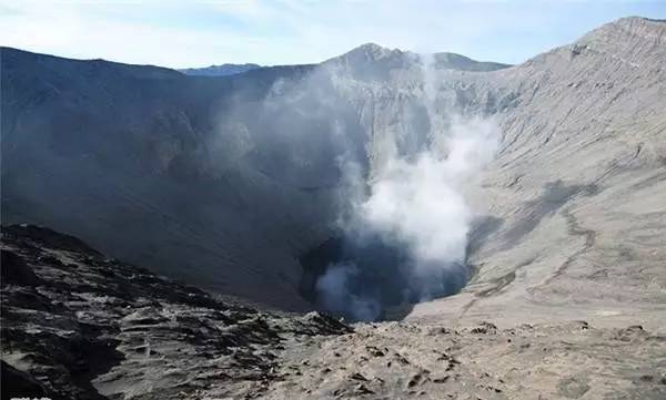 前苏联死亡谷在堪察加半岛上:这条长2000米,宽l00-300米的死亡谷中