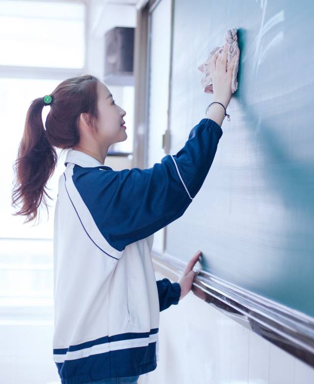 正装校服的学校马鞍山二中应该是马鞍山第一所马鞍山二中女生白色上衣