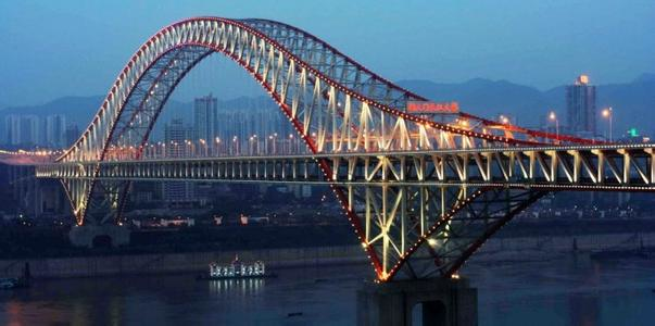 图为夜幕下重庆的朝天门长江大桥,也是世界上跨度最长的拱桥,它就像一