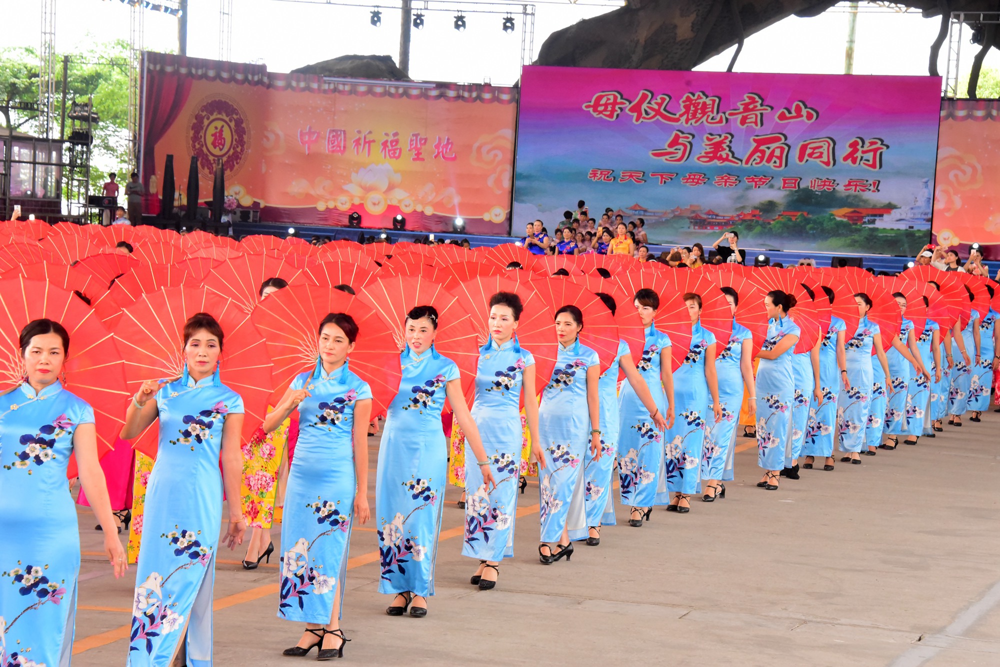 广东东莞举行母亲节千人旗袍秀 场面震撼