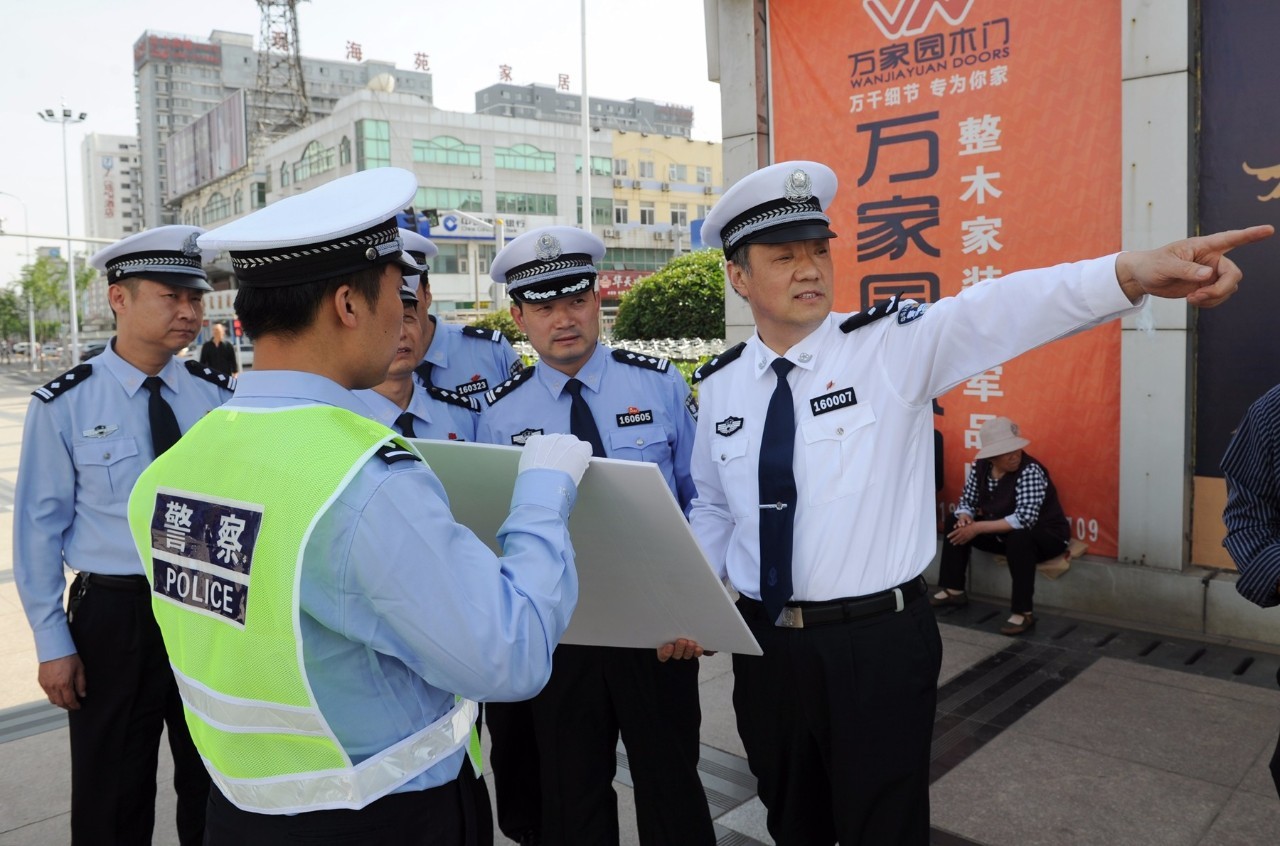 5月13日,市公安局党委委员,交警支队长李海防带队到市区督查交通秩序