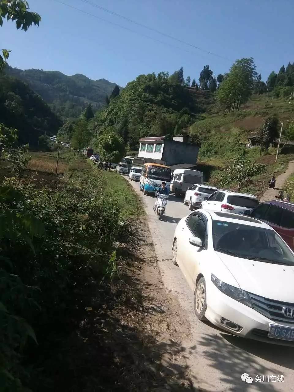 "务凤线"因龙灯段塌方禁行,改道路线狭窄造成拥堵,望大型车辆暂行!