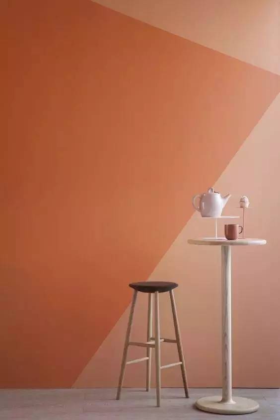 一个用橘粉色系的不同颜色拼贴出墙面的示范,在空间里搭配粉色,橙色