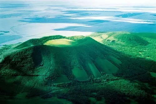 格拉球山天池 五大连池火山群是世界上陆内单成因火山的最佳范例,它