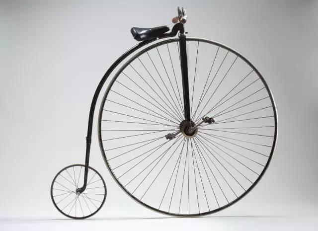 自行车与艺术这里就不得不提到艺术家马塞尔·杜尚作品《现成的自行车
