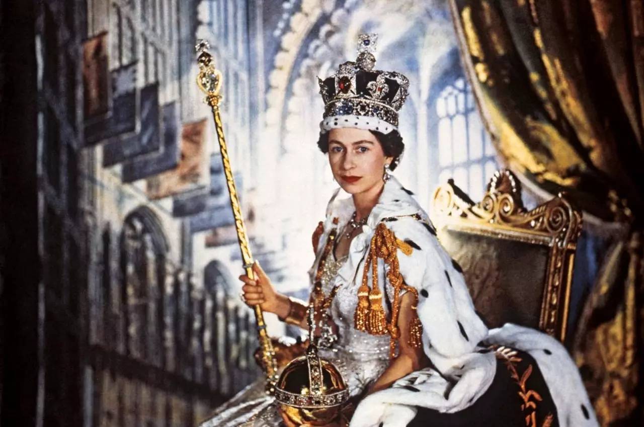 英国女王竟然用这么平易近人的化妆品?她吃啥喝啥拎啥包，看“皇室御用品牌”就知道啦