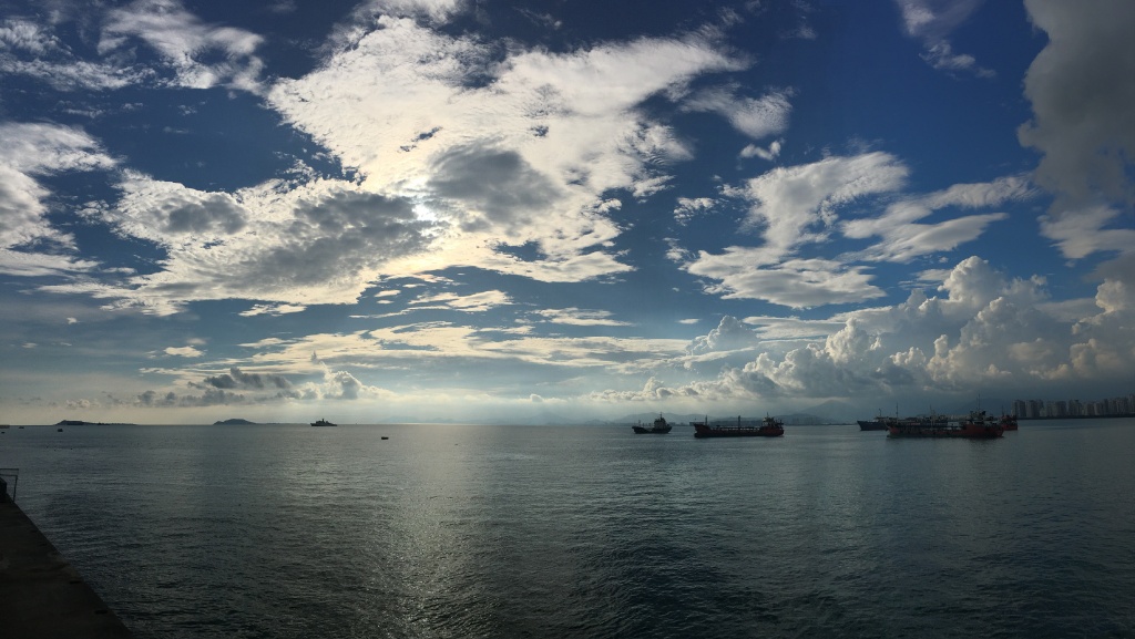 海南山钦湾:神秘海水一半碧绿,一半湛蓝