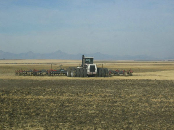 这辆拖拉机一分钟耕地6亩价值却抵上两辆布加迪