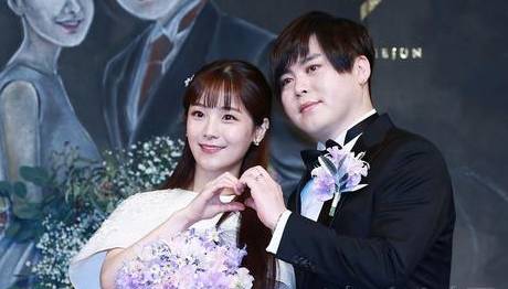 昨天,文熙俊在kbs cool fm做节目时,回应了大家对他和老婆未婚先孕的