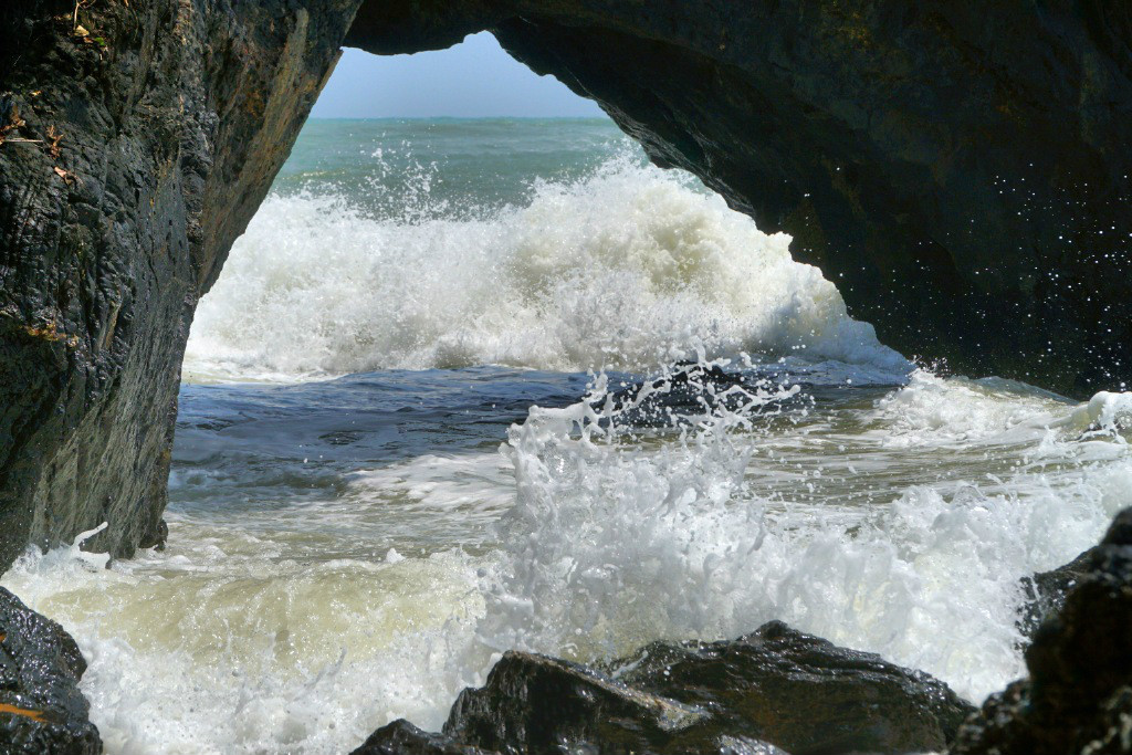 海南山钦湾:神秘海水一半碧绿,一半湛蓝