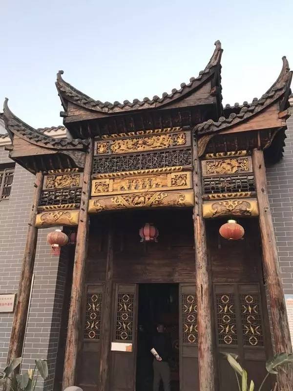 旅游 正文  乡喜楼是一幢典型的明清徽派建筑民居,风格独特,结构严谨