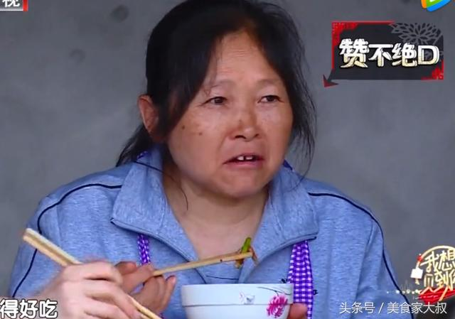 景甜变身厨艺高手，炒了两个菜，大妈吃了赞不绝口