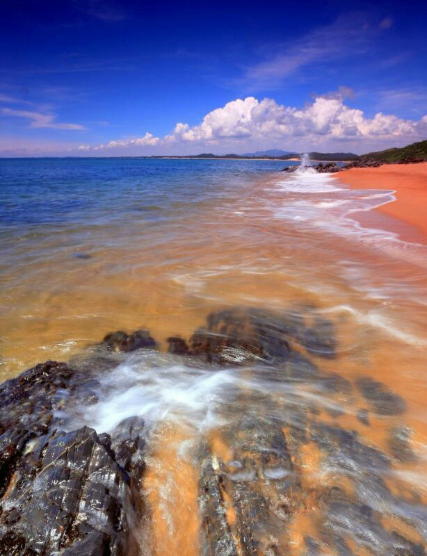 海南山钦湾:神秘海水一半碧绿,一半湛蓝