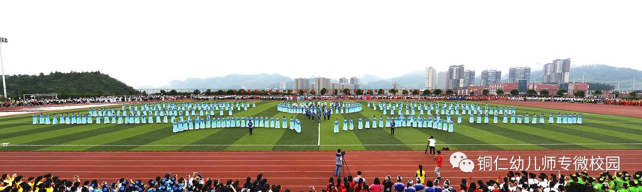 千名学生共同表演的《印江土家摆手舞》