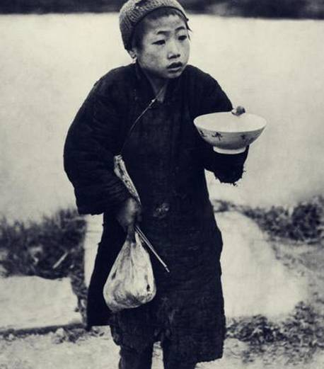 1947年旧中国的老照片，饥寒交迫流离失所的人民