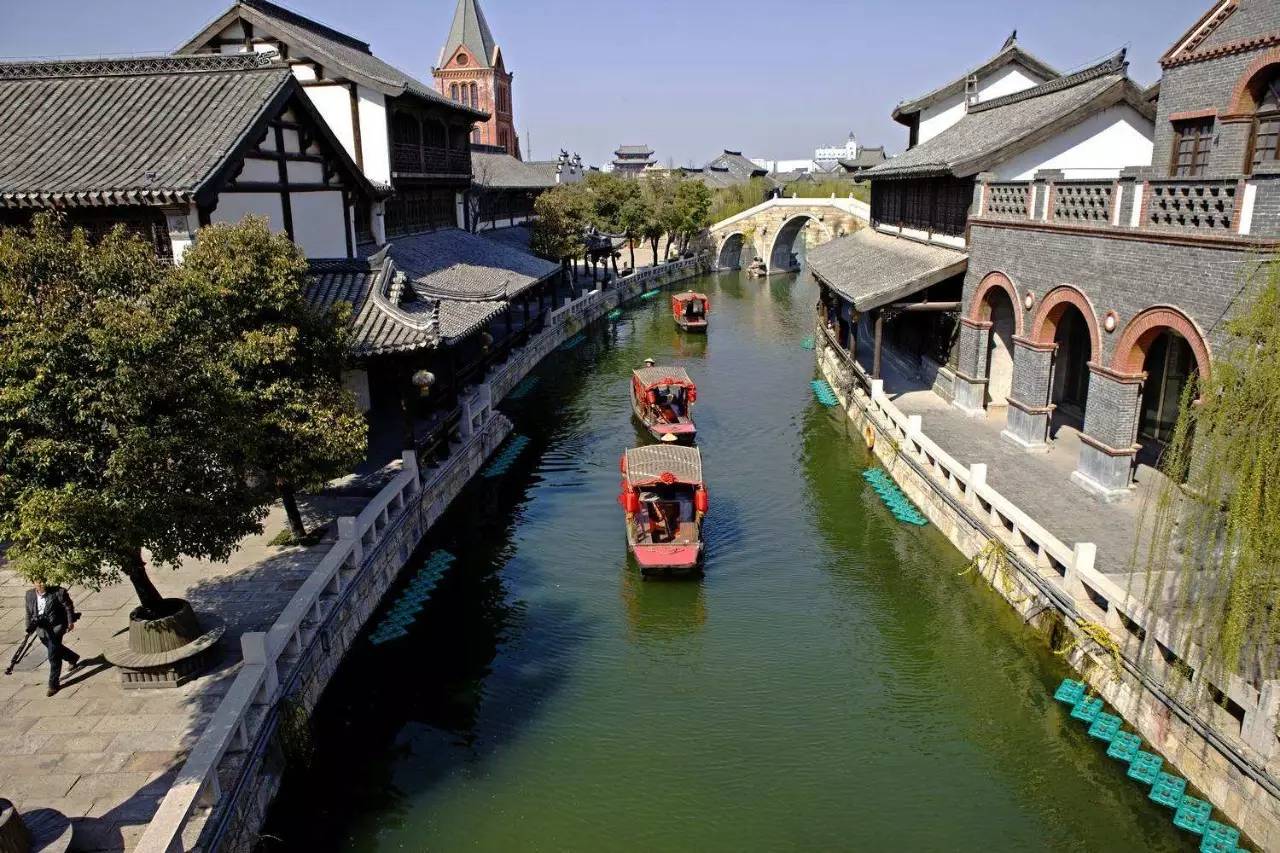 台儿庄运河古城是一座可以舟楫摇曳,遍游全城的东方水城,中国第一座