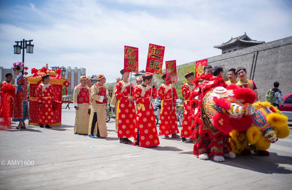 迎亲队伍的组成按照古代礼仪,应该包括:舞狮,开道锣,开道旗,锁,哪,鼓