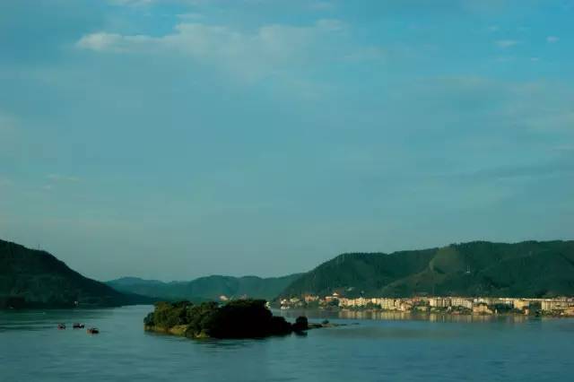 旅游 正文  4 玉峡湖景区 峡江水利枢纽大坝高大雄伟,轴线总长845米