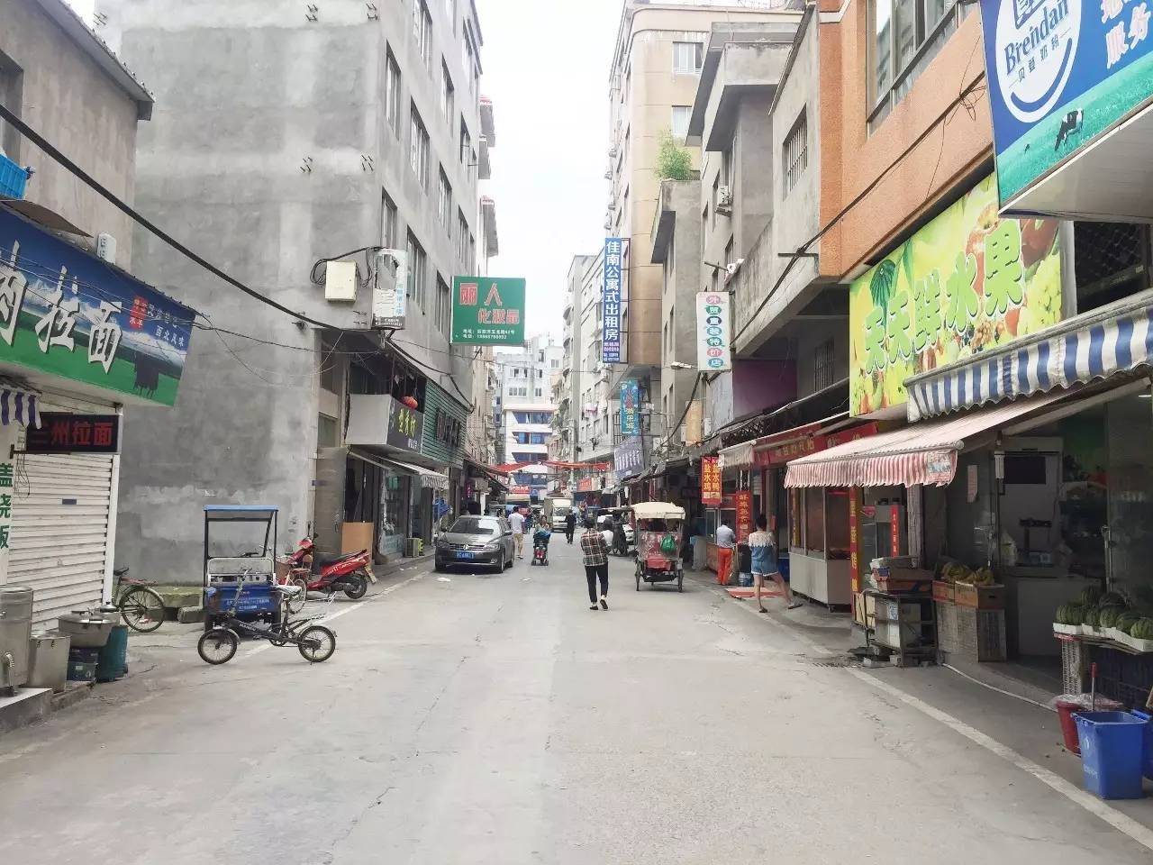 5月15日10时许,柳市镇柳翁西路与柳青北路交叉口,两辆大吊车相距约50