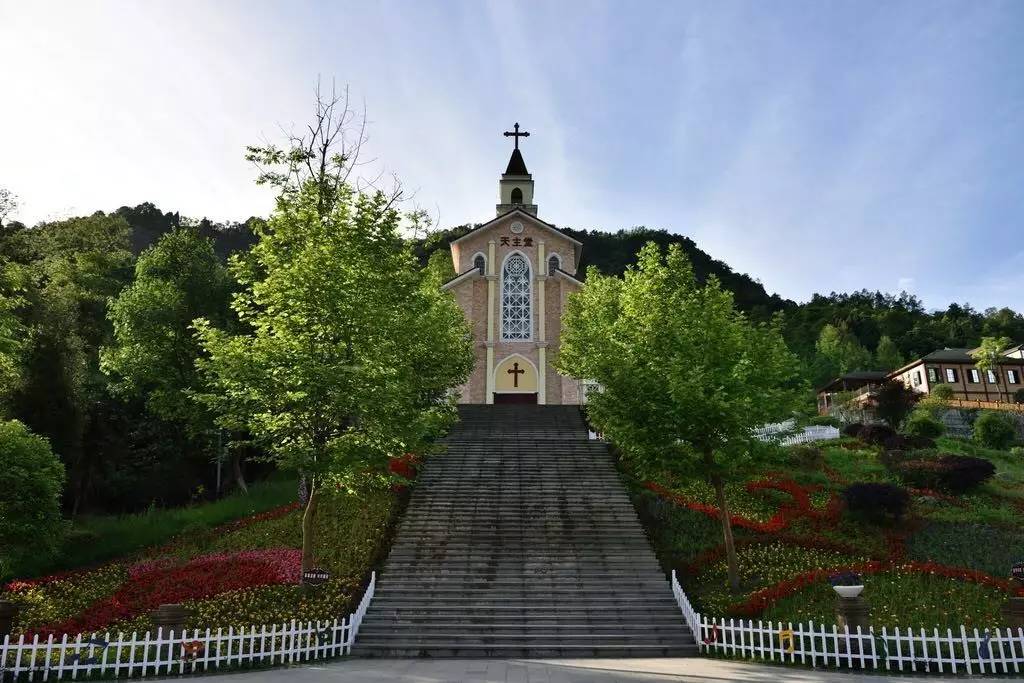 领报修院,又称上书院,三面环山,东临白鹿河,距离白鹿风情小镇大约2