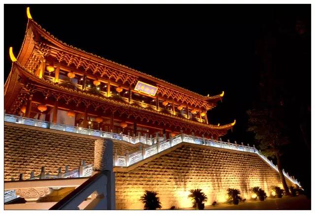 镇海楼更有"一楼镇海,台风不来"的美称 金山寺 金山浮寺 位于福州