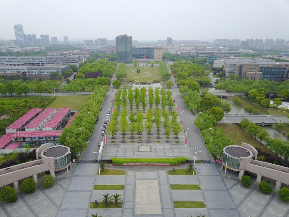 的华东师范大学,我提到华东师大是董卿和刘翔的母校,董卿读的研究生